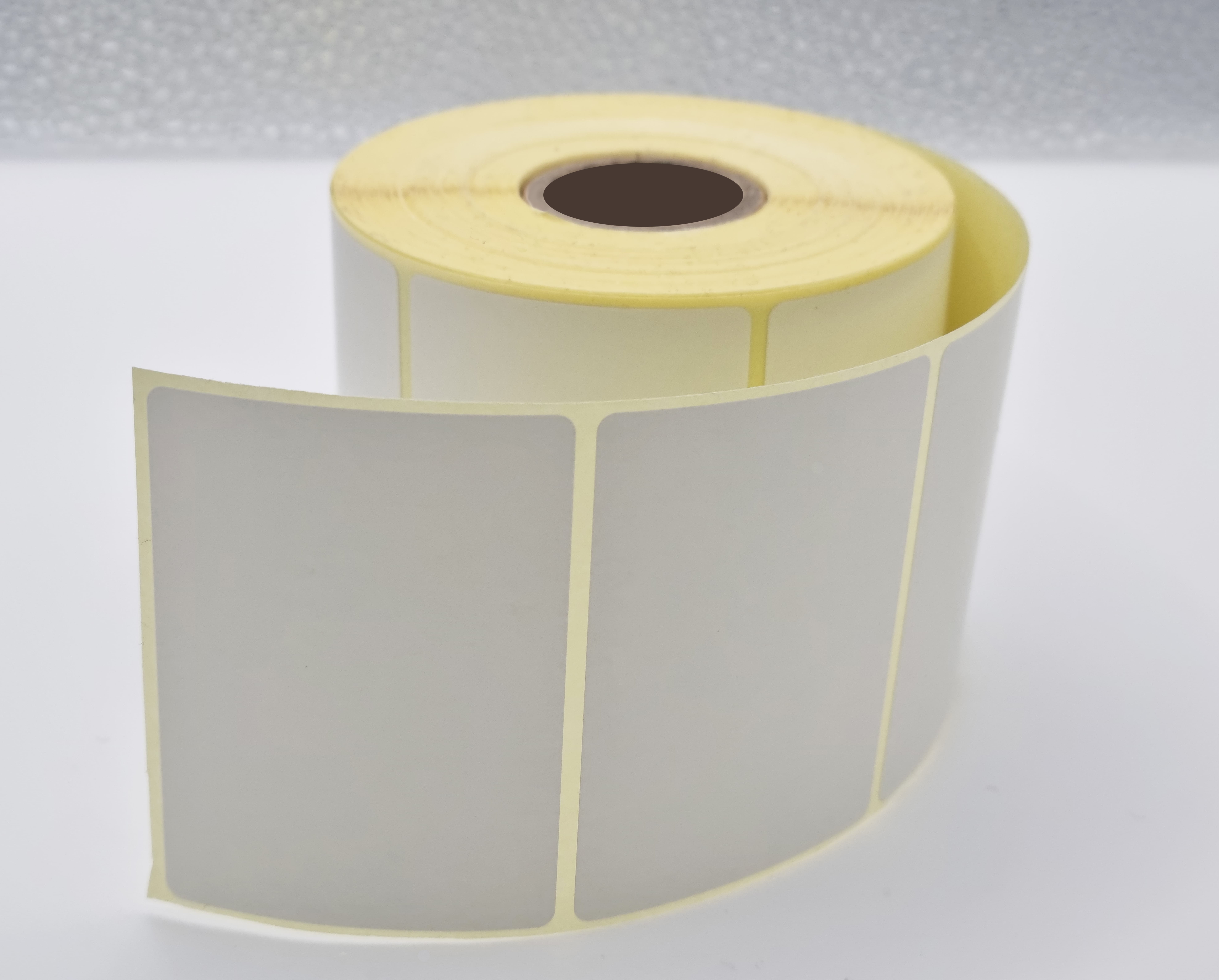 Etiquettes thermiques vierges, 50×30 mm, diamètre mandrin 41 mm. 1000 étiquettes par rouleau. Compatible avec les imprimantes thermiques.